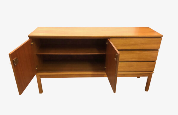 true Vintage Sideboard, 1970's, Nussbaum, hellbraun, schlicht, zeitlos, reduziert, Kommode, Schubladen, Anrichte, verschließbar, Designklassiker, 60er, 70er, Mid Century,