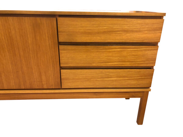 true Vintage Sideboard, 1970's, Nussbaum, hellbraun, schlicht, zeitlos, reduziert, Kommode, Schubladen, Anrichte, verschließbar, Designklassiker, 60er, 70er, Mid Century,