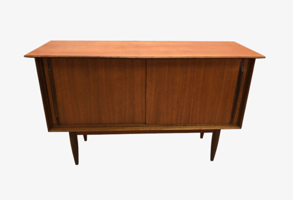 Mid Century Teak Sideboard, 1960's, true Vintage, Schiebetüren, Kommode, Anrichte, Danish Design, dunkles Teakholz, Designklassiker, konische Beine, Füße, Phonoschrank, Made in Denmark, 70er, 60er,