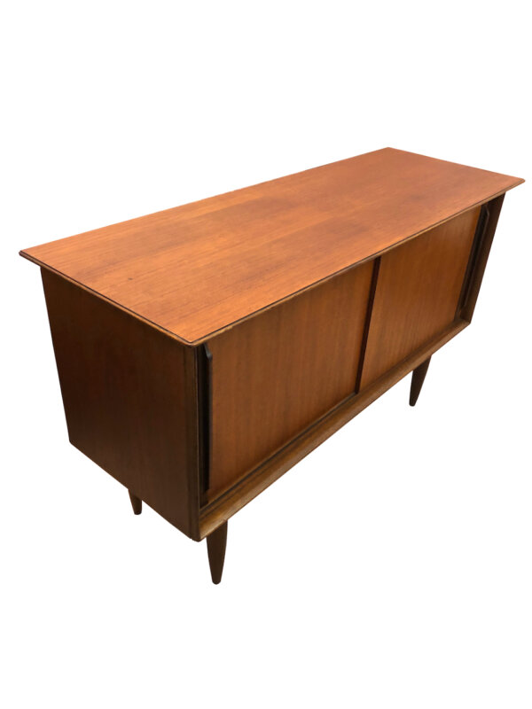 Mid Century Teak Sideboard, 1960's, true Vintage, Schiebetüren, Kommode, Anrichte, Danish Design, dunkles Teakholz, Designklassiker, konische Beine, Füße, Phonoschrank, Made in Denmark, 70er, 60er,