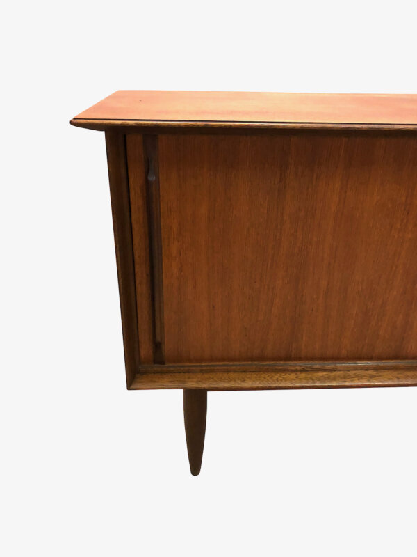 Mid Century Teak Sideboard, 1960's, true Vintage, Schiebetüren, Kommode, Anrichte, Danish Design, dunkles Teakholz, Designklassiker, konische Beine, Füße, Phonoschrank, Made in Denmark, 70er, 60er,