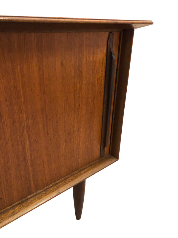 Mid Century Teak Sideboard, 1960's, true Vintage, Schiebetüren, Kommode, Anrichte, Danish Design, dunkles Teakholz, Designklassiker, konische Beine, Füße, Phonoschrank, Made in Denmark, 70er, 60er,