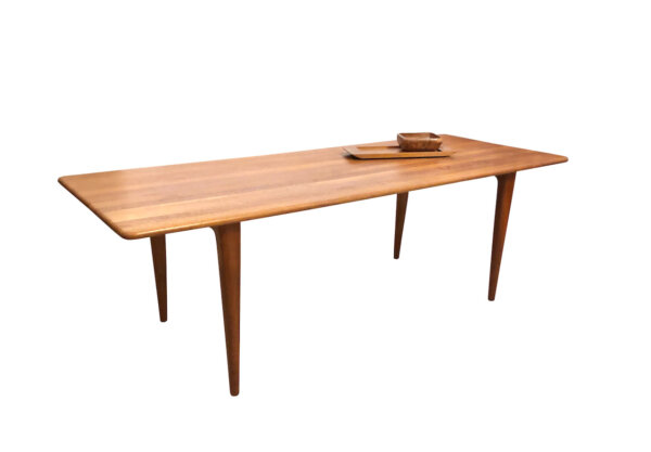 A.Mikael Laursen Coffee Table, 1960's, Couchtisch, Teakholz, Aarhus, langer Couchtisch, groß, helle Teakholz, Teak, Vintage, Mid Century, Danish Design, dünne Tischplatte, konische Beine, Designklassiker, Made in Denmark