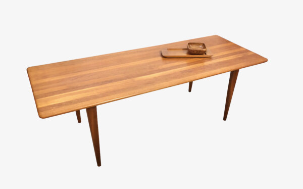 A.Mikael Laursen Coffee Table, 1960's, Couchtisch, Teakholz, Aarhus, langer Couchtisch, groß, helle Teakholz, Teak, Vintage, Mid Century, Danish Design, dünne Tischplatte, konische Beine, Designklassiker, Made in Denmark