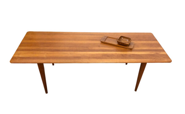 A.Mikael Laursen Coffee Table, 1960's, Couchtisch, Teakholz, Aarhus, langer Couchtisch, groß, helle Teakholz, Teak, Vintage, Mid Century, Danish Design, dünne Tischplatte, konische Beine, Designklassiker, Made in Denmark