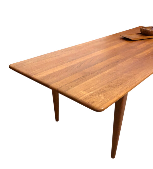 A.Mikael Laursen Coffee Table, 1960's, Couchtisch, Teakholz, Aarhus, langer Couchtisch, groß, helle Teakholz, Teak, Vintage, Mid Century, Danish Design, dünne Tischplatte, konische Beine, Designklassiker, Made in Denmark