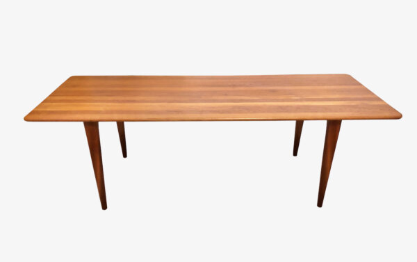 A.Mikael Laursen Coffee Table, 1960's, Couchtisch, Teakholz, Aarhus, langer Couchtisch, groß, helle Teakholz, Teak, Vintage, Mid Century, Danish Design, dünne Tischplatte, konische Beine, Designklassiker, Made in Denmark