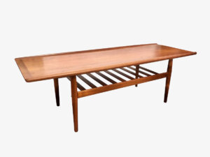 Coffee Table 1960's, Grete Jalk, Couchtisch, Teak, Danish Design, Mid Century, Vintage, Designklassiker, Zeitungsablage, Magazinablage, Surfboard, konische Beine, Made in Denmark, 1960, 1970