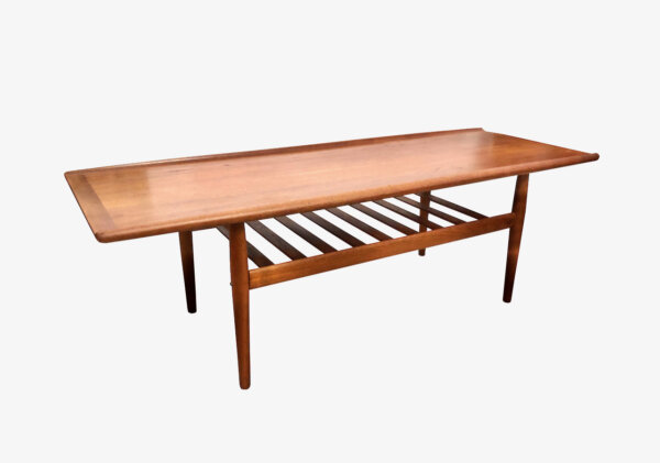 Coffee Table 1960's, Grete Jalk, Couchtisch, Teak, Danish Design, Mid Century, Vintage, Designklassiker, Zeitungsablage, Magazinablage, Surfboard, konische Beine, Made in Denmark, 1960, 1970