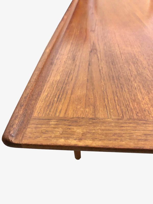 Coffee Table 1960's, Grete Jalk, Couchtisch, Teak, Danish Design, Mid Century, Vintage, Designklassiker, Zeitungsablage, Magazinablage, Surfboard, konische Beine, Made in Denmark, 1960, 1970