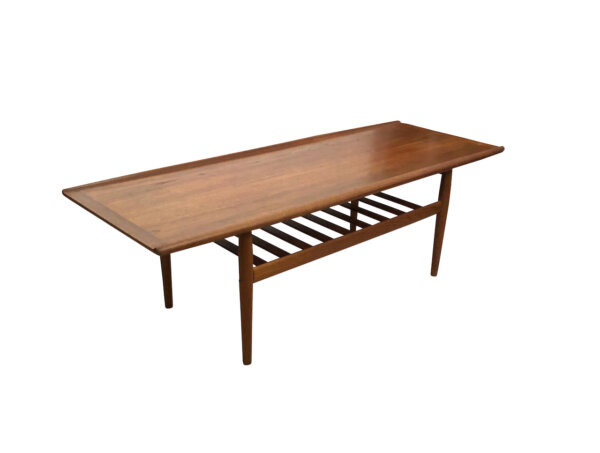 Coffee Table 1960's, Grete Jalk, Couchtisch, Teak, Danish Design, Mid Century, Vintage, Designklassiker, Zeitungsablage, Magazinablage, Surfboard, konische Beine, Made in Denmark, 1960, 1970