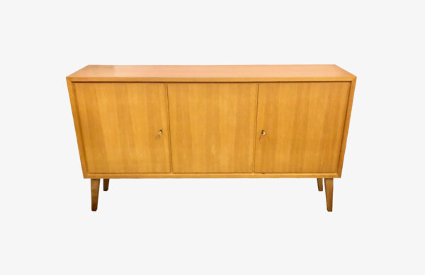 true Vintage WKS Sideboard, 1970's, Anrichte, Kommode, schmal, wenig Platz, verschließbar, schräge Beine, helles Holz, Nussbaum, Design, Klassiker, TV Board, Hifi, Phono, verschließbar, lang, Fernsehunterschrank