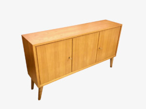 true Vintage WKS Sideboard, 1970's, Anrichte, Kommode, schmal, wenig Platz, verschließbar, schräge Beine, helles Holz, Nussbaum, Design, Klassiker, TV Board, Hifi, Phono, verschließbar, lang, Fernsehunterschrank