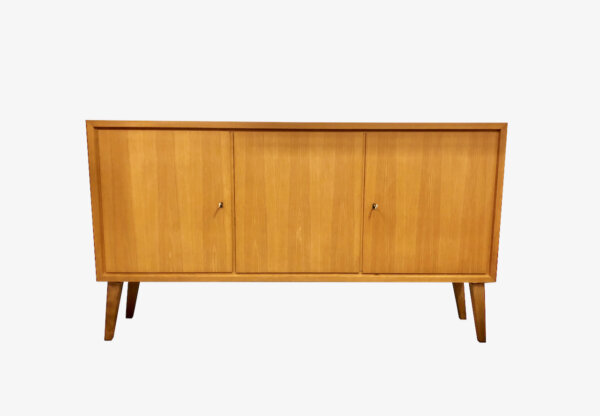 true Vintage WKS Sideboard, 1970's, Anrichte, Kommode, schmal, wenig Platz, verschließbar, schräge Beine, helles Holz, Nussbaum, Design, Klassiker, TV Board, Hifi, Phono, verschließbar, lang, Fernsehunterschrank