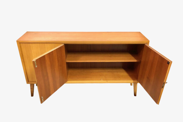 true Vintage WKS Sideboard, 1970's, Anrichte, Kommode, schmal, wenig Platz, verschließbar, schräge Beine, helles Holz, Nussbaum, Design, Klassiker, TV Board, Hifi, Phono, verschließbar, lang, Fernsehunterschrank