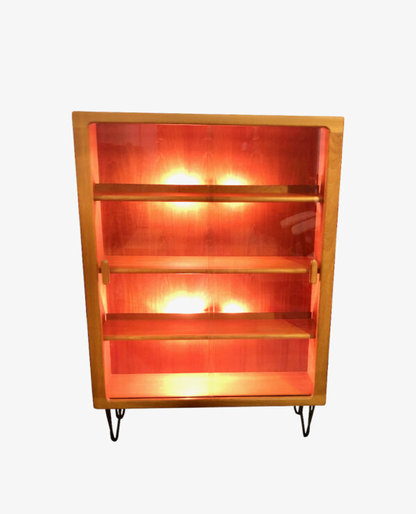 Dyrlund Vitrinenschrank, 1970's, Vitrine, Barschrank, Highboard, Hairpinlegs, Vintage, Mid Century, Glastüren, Schiebetüren, schwarze Metallbeine, helles Teakholz, Danish Design, Designklassiker, beleuchtet, Regal, Bücherregal, Geschirrschrank