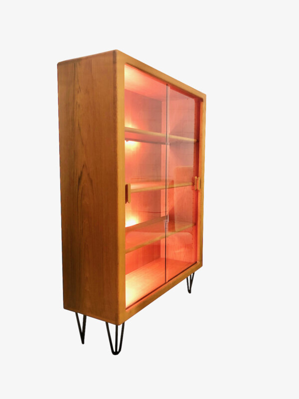 Dyrlund Vitrinenschrank, 1970's, Vitrine, Barschrank, Highboard, Hairpinlegs, Vintage, Mid Century, Glastüren, Schiebetüren, schwarze Metallbeine, helles Teakholz, Danish Design, Designklassiker, beleuchtet, Regal, Bücherregal, Geschirrschrank