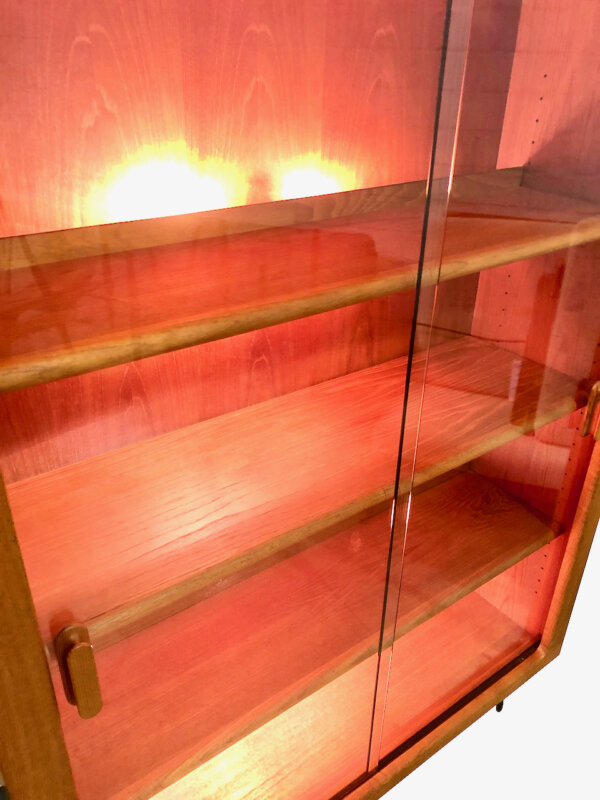 Dyrlund Vitrinenschrank, 1970's, Vitrine, Barschrank, Highboard, Hairpinlegs, Vintage, Mid Century, Glastüren, Schiebetüren, schwarze Metallbeine, helles Teakholz, Danish Design, Designklassiker, beleuchtet, Regal, Bücherregal, Geschirrschrank