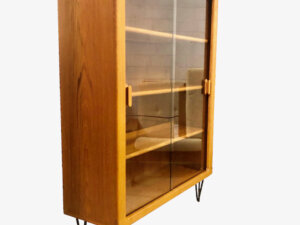 Dyrlund Vitrinenschrank, 1970's, Vitrine, Barschrank, Highboard, Hairpinlegs, Vintage, Mid Century, Glastüren, Schiebetüren, schwarze Metallbeine, helles Teakholz, Danish Design, Designklassiker, beleuchtet, Regal, Bücherregal, Geschirrschrank