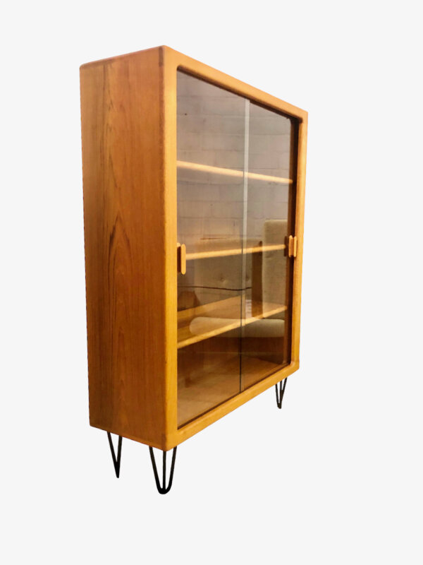 Dyrlund Vitrinenschrank, 1970's, Vitrine, Barschrank, Highboard, Hairpinlegs, Vintage, Mid Century, Glastüren, Schiebetüren, schwarze Metallbeine, helles Teakholz, Danish Design, Designklassiker, beleuchtet, Regal, Bücherregal, Geschirrschrank