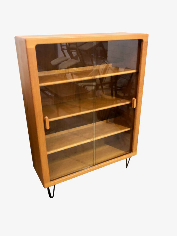 Dyrlund Vitrinenschrank, 1970's, Vitrine, Barschrank, Highboard, Hairpinlegs, Vintage, Mid Century, Glastüren, Schiebetüren, schwarze Metallbeine, helles Teakholz, Danish Design, Designklassiker, beleuchtet, Regal, Bücherregal, Geschirrschrank