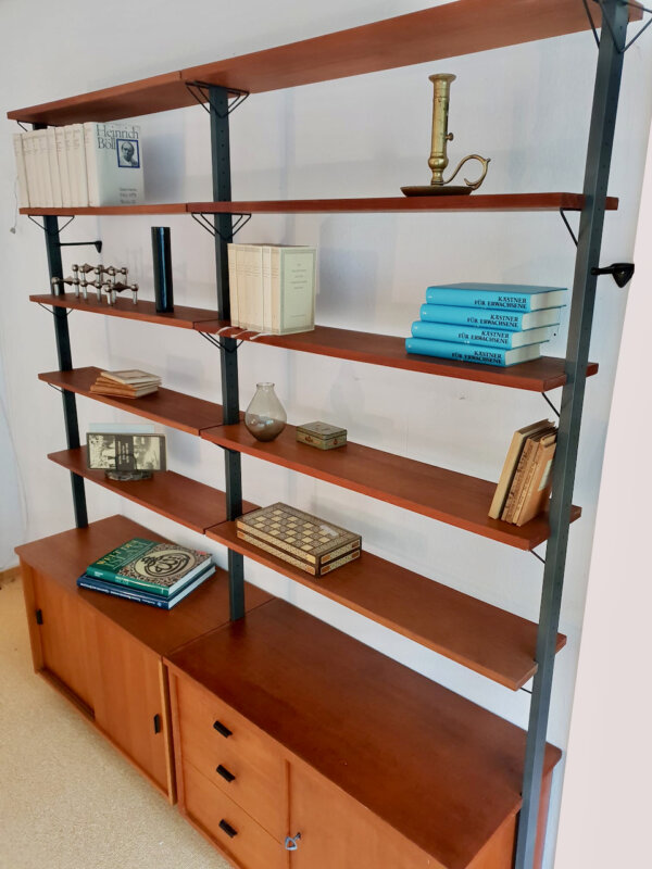 Teak Regalwand 1960's, Olof Pira, Bücherregal, Mid Century, Vintage, Danish Design, Teakholz, Teawood, Shelf, String, Metallständer, Anthrazit, Schubladen, verschließbar, Schiebetüren, Designklassiker, Bibliothek, Wandbefestigung, 1970, 70er