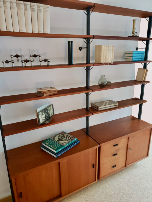 Teak Regalwand 1960's, Olof Pira, Bücherregal, Mid Century, Vintage, Danish Design, Teakholz, Teawood, Shelf, String, Metallständer, Anthrazit, Schubladen, verschließbar, Schiebetüren, Designklassiker, Bibliothek, Wandbefestigung, 1970, 70er