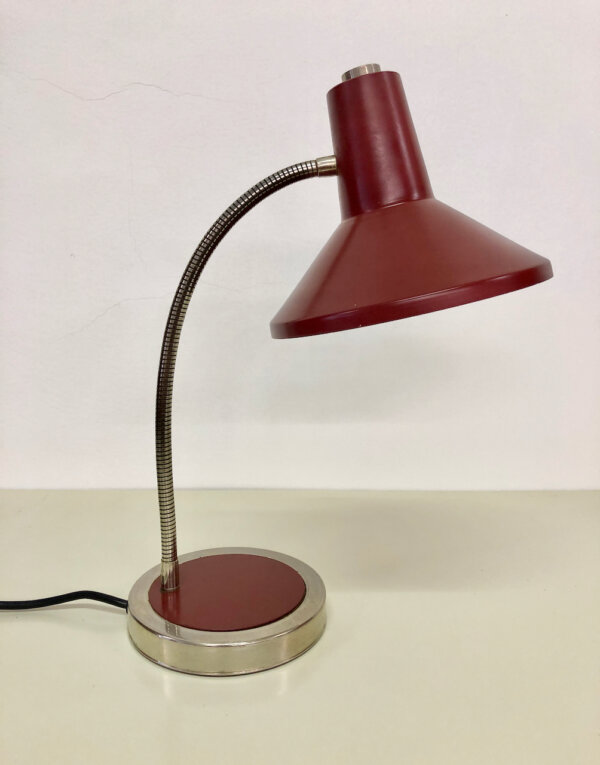 true Vintage Schreibtischlampe Bordeaux, Metall, Mid Century, Gänsehals, flexibel, rot, chrom, runder Fuß, E40, schwarzes Kabel, Tischlampe