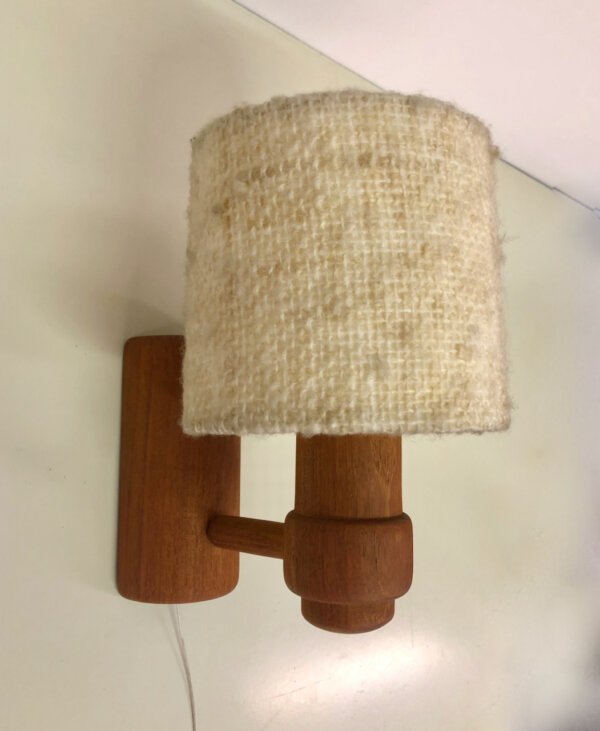 Teakholz Wandleuchte Domus 1970, Danish Design, Vintage, Wandlampe, Teak, Designklassiker, 1960, Lampenschirm, weiß, hell, Wolle, gewebt