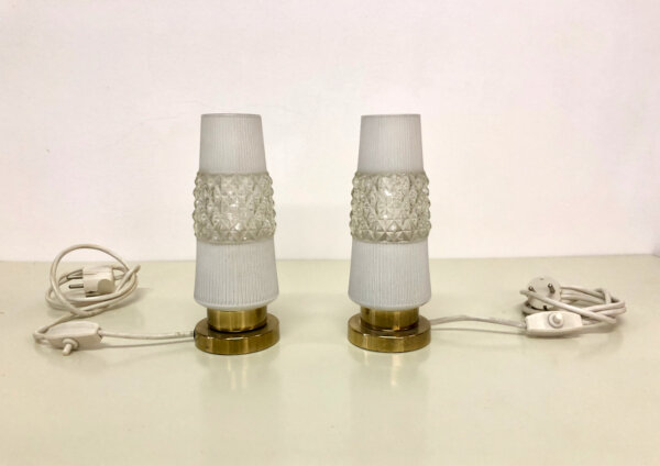 Mid Century Nachttischlampen, 1960's, 2er Set, Reliefglas, weiß, Messingfüße, Tischlampe, 1950, Rockabilly, Design