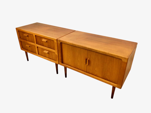 Danish Hifi-Board Rolltür, 1970's, Vintage, Mid Century, Teakholz, hell, Fächer, Schiebetüren, Rolltüren, Kassettentüren, Design, konische Beine, Maserung, Phonoschrank, Kommode, Sideboard, Anrichte, Designklassiker, Barschrank