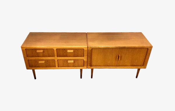 Danish Hifi-Board Rolltür, 1970's, Vintage, Mid Century, Teakholz, hell, Fächer, Schiebetüren, Rolltüren, Kassettentüren, Design, konische Beine, Maserung, Phonoschrank, Kommode, Sideboard, Anrichte, Designklassiker, Barschrank