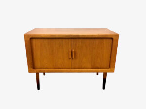 Danish Hifi-Board Rolltür, 1970's, Vintage, Mid Century, Teakholz, hell, Fächer, Schiebetüren, Rolltüren, Kassettentüren, Design, konische Beine, Maserung, Phonoschrank, Kommode, Sideboard, Anrichte, Designklassiker, Barschrank