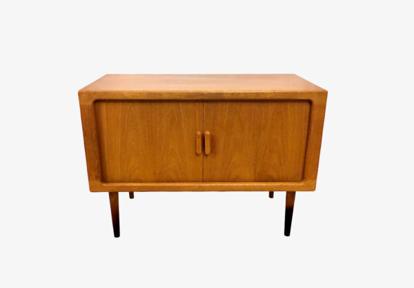 Danish Hifi-Board Rolltür, 1970's, Vintage, Mid Century, Teakholz, hell, Fächer, Schiebetüren, Rolltüren, Kassettentüren, Design, konische Beine, Maserung, Phonoschrank, Kommode, Sideboard, Anrichte, Designklassiker, Barschrank