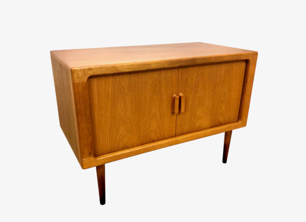 Danish Hifi-Board Rolltür, 1970's, Vintage, Mid Century, Teakholz, hell, Fächer, Schiebetüren, Rolltüren, Kassettentüren, Design, konische Beine, Maserung, Phonoschrank, Kommode, Sideboard, Anrichte, Designklassiker, Barschrank