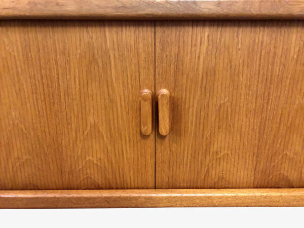 Danish Hifi-Board Rolltür, 1970's, Vintage, Mid Century, Teakholz, hell, Fächer, Schiebetüren, Rolltüren, Kassettentüren, Design, konische Beine, Maserung, Phonoschrank, Kommode, Sideboard, Anrichte, Designklassiker, Barschrank