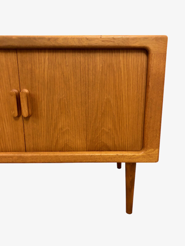 Danish Hifi-Board Rolltür, 1970's, Vintage, Mid Century, Teakholz, hell, Fächer, Schiebetüren, Rolltüren, Kassettentüren, Design, konische Beine, Maserung, Phonoschrank, Kommode, Sideboard, Anrichte, Designklassiker, Barschrank