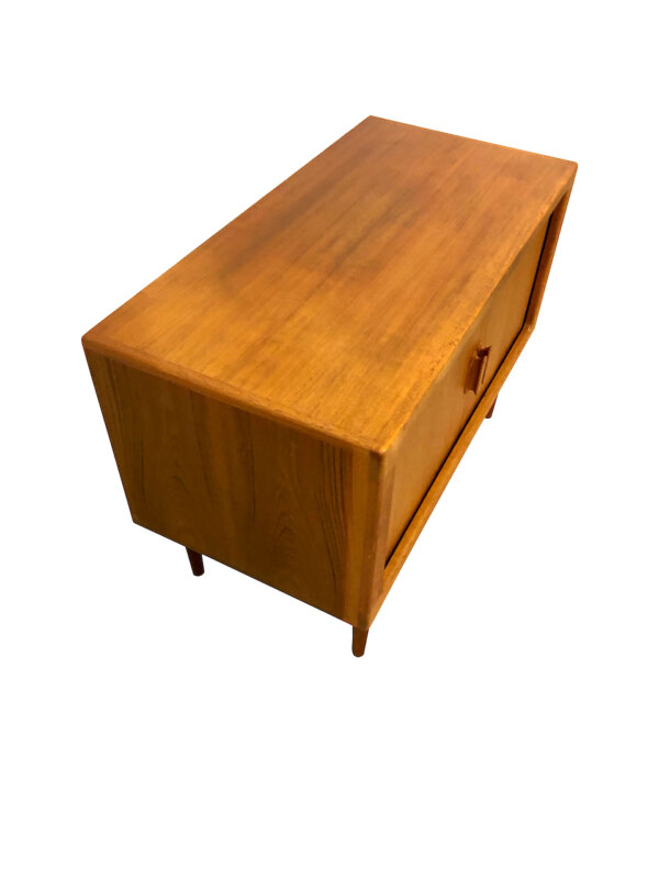 Danish Hifi-Board Rolltür, 1970's, Vintage, Mid Century, Teakholz, hell, Fächer, Schiebetüren, Rolltüren, Kassettentüren, Design, konische Beine, Maserung, Phonoschrank, Kommode, Sideboard, Anrichte, Designklassiker, Barschrank