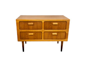 Danish Hifi-Board, 1970's, Vintage, Mid Century, Teakholz, hell, Schubladen, Design, konische Beine, Maserung, Phonoschrank, Kommode, Sideboard, Anrichte, Designklassiker