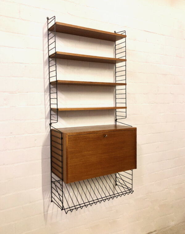 Nisse Strining Regalsystem 1960's, Teak, String Regal, Mid Century, Vintage, Zeitungsablage, Sekretär, Container, Schreibschrank, Wandregal, Bücherregal, Designklassiker, verschließbar, Ablagefächer, 1970, schmal, hoch, schwarze Metallleitern, Leiterregal