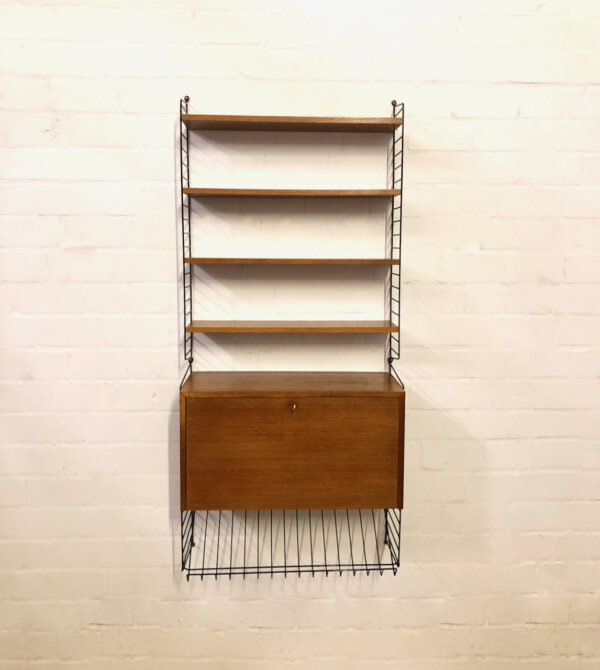 Nisse Strining Regalsystem 1960's, Teak, String Regal, Mid Century, Vintage, Zeitungsablage, Sekretär, Container, Schreibschrank, Wandregal, Bücherregal, Designklassiker, verschließbar, Ablagefächer, 1970, schmal, hoch, schwarze Metallleitern, Leiterregal