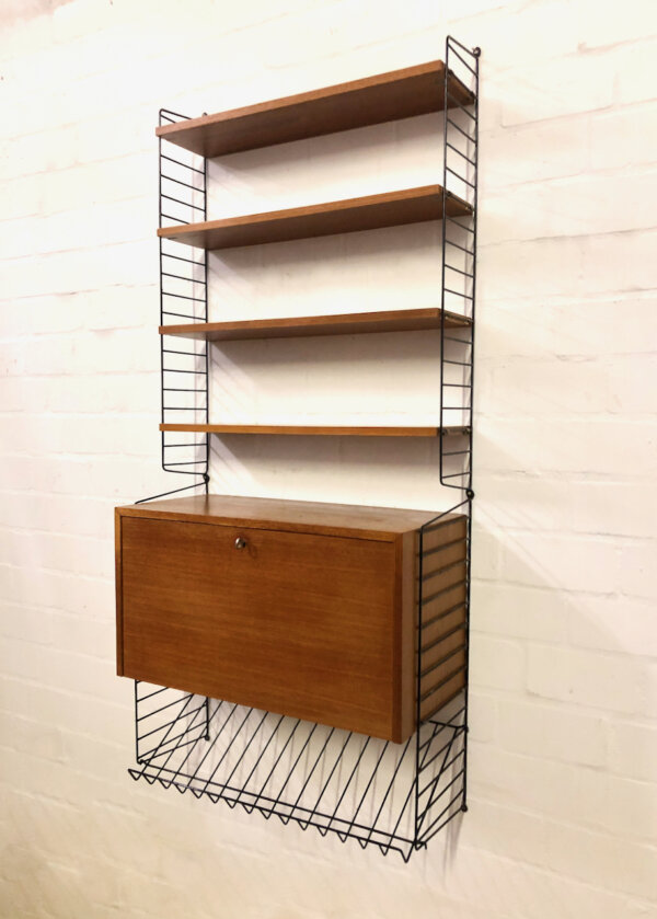 Nisse Strining Regalsystem 1960's, Teak, String Regal, Mid Century, Vintage, Zeitungsablage, Sekretär, Container, Schreibschrank, Wandregal, Bücherregal, Designklassiker, verschließbar, Ablagefächer, 1970, schmal, hoch, schwarze Metallleitern, Leiterregal