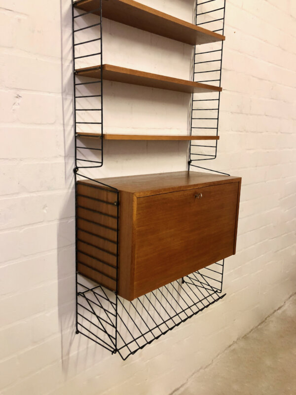Nisse Strining Regalsystem 1960's, Teak, String Regal, Mid Century, Vintage, Zeitungsablage, Sekretär, Container, Schreibschrank, Wandregal, Bücherregal, Designklassiker, verschließbar, Ablagefächer, 1970, schmal, hoch, schwarze Metallleitern, Leiterregal