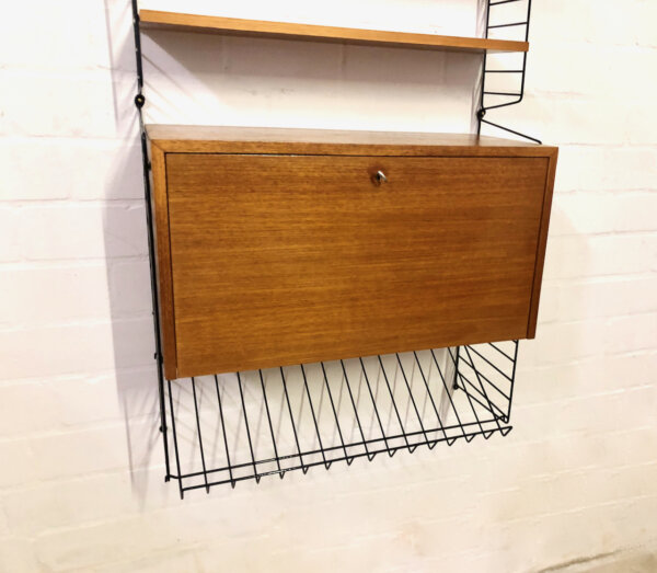 Nisse Strining Regalsystem 1960's, Teak, String Regal, Mid Century, Vintage, Zeitungsablage, Sekretär, Container, Schreibschrank, Wandregal, Bücherregal, Designklassiker, verschließbar, Ablagefächer, 1970, schmal, hoch, schwarze Metallleitern, Leiterregal