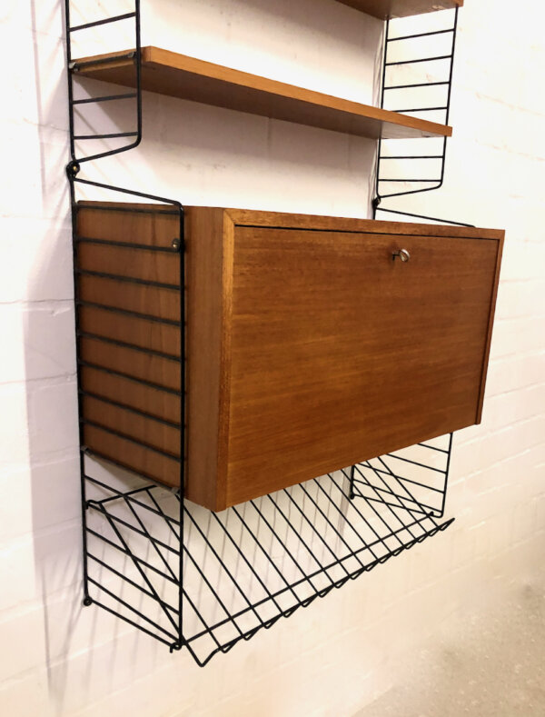 Nisse Strining Regalsystem 1960's, Teak, String Regal, Mid Century, Vintage, Zeitungsablage, Sekretär, Container, Schreibschrank, Wandregal, Bücherregal, Designklassiker, verschließbar, Ablagefächer, 1970, schmal, hoch, schwarze Metallleitern, Leiterregal