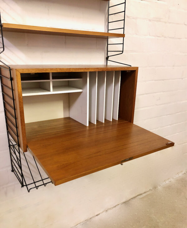 Nisse Strining Regalsystem 1960's, Teak, String Regal, Mid Century, Vintage, Zeitungsablage, Sekretär, Container, Schreibschrank, Wandregal, Bücherregal, Designklassiker, verschließbar, Ablagefächer, 1970, schmal, hoch, schwarze Metallleitern, Leiterregal