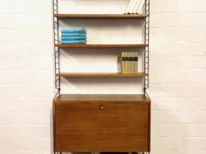 Nisse Strining Regalsystem 1960's, Teak, String Regal, Mid Century, Vintage, Zeitungsablage, Sekretär, Container, Schreibschrank, Wandregal, Bücherregal, Designklassiker, verschließbar, Ablagefächer, 1970, schmal, hoch, schwarze Metallleitern, Leiterregal
