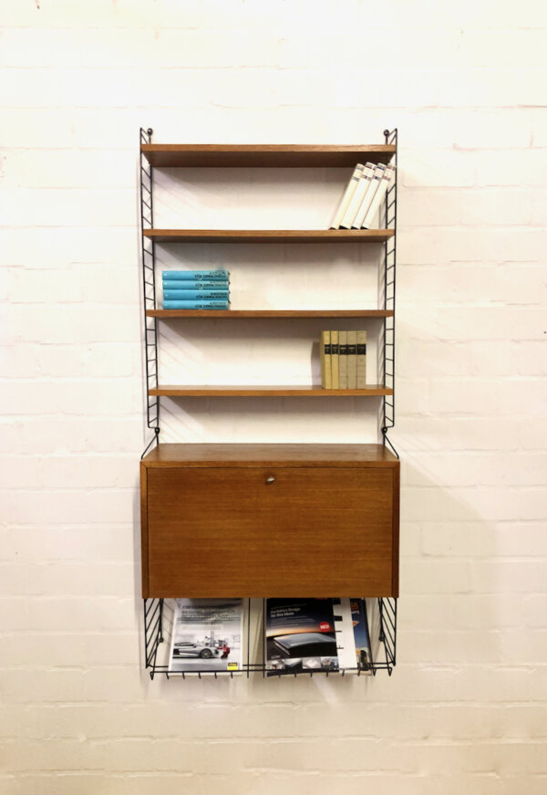 Nisse Strining Regalsystem 1960's, Teak, String Regal, Mid Century, Vintage, Zeitungsablage, Sekretär, Container, Schreibschrank, Wandregal, Bücherregal, Designklassiker, verschließbar, Ablagefächer, 1970, schmal, hoch, schwarze Metallleitern, Leiterregal
