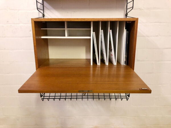 Nisse Strining Regalsystem 1960's, Teak, String Regal, Mid Century, Vintage, Zeitungsablage, Sekretär, Container, Schreibschrank, Wandregal, Bücherregal, Designklassiker, verschließbar, Ablagefächer, 1970, schmal, hoch, schwarze Metallleitern, Leiterregal