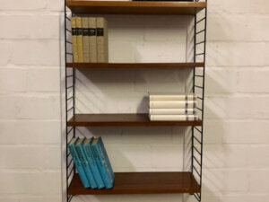 Schmales Nisse Strining Regalsystem, 1960's, Mid Century, Vintage, Bücherregal, klein, Leiterregal, Teak, Danish, Designklassiker, 4 Böden, Breter, dunkel, schwarz, Metall, Wandregal, Bücherregal